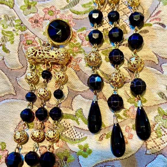 Vintage ’70’s - 7.5” Shoulder Duster Earrings from NYC in Gold Filagree & Black - Picture 5 of 6
